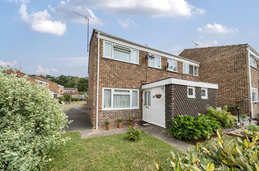 Pinewood Park, Farnborough, Hampshire, GU14 3 bed end of terrace house