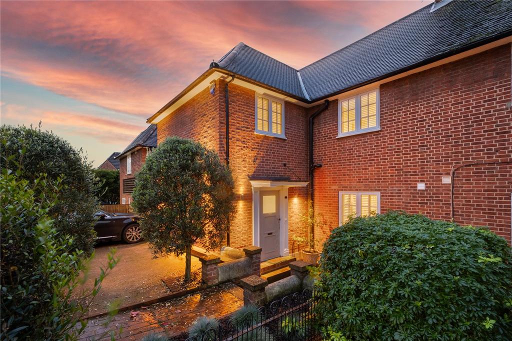 Ellerton Road, SW18 5 bed semidetached house £2,000,000