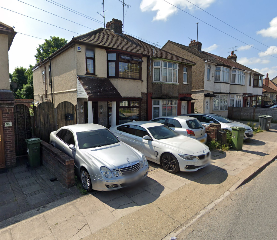 Waller Avenue Luton LU4 9RR 2 bed end of terrace house £1,200 pcm (£