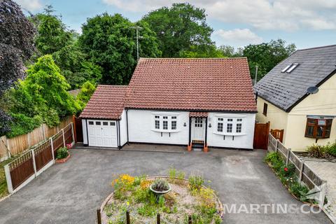 3 bedroom detached bungalow for sale - Butts Way, Chelmsford