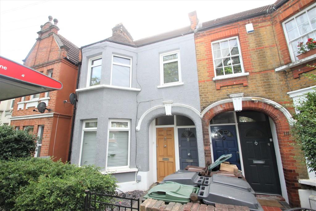 Chingford Lane, Woodford Green 2 bed apartment £325,000