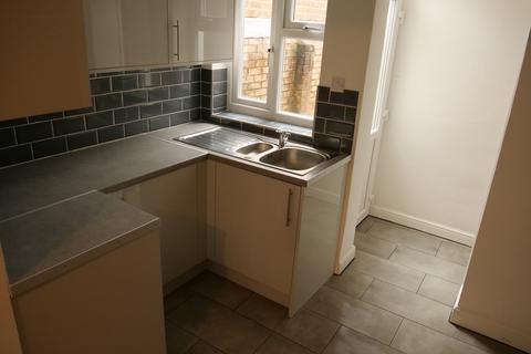 2 bedroom end of terrace house to rent, 5 Kirkstead Avenue