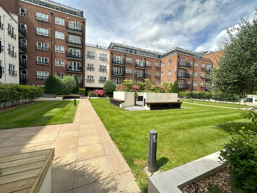 Seven Kings Way, KINGSTON UPON THAMES... 2 bed apartment to rent £