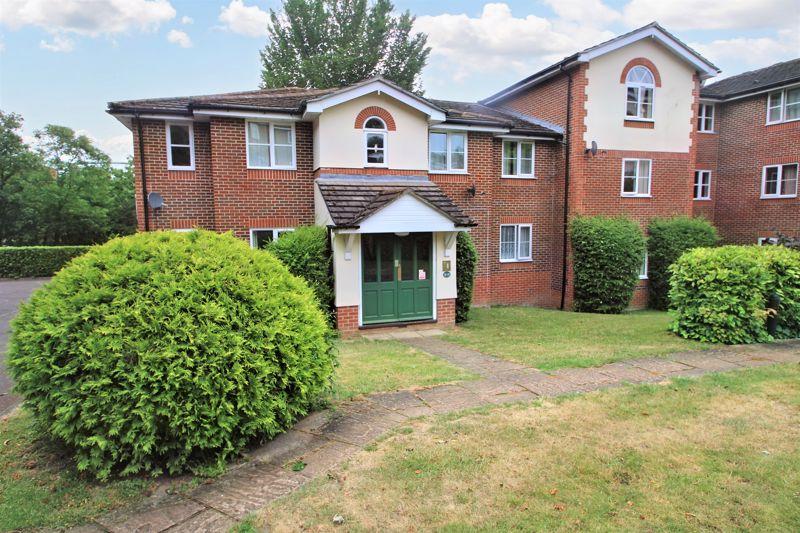 Queen Alexandra Road, High HP11 2 bed flat for sale £210,000