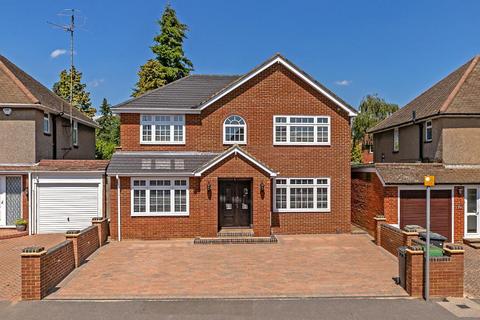 4 bedroom detached house for sale, Bushmead Road, Bushmead, Luton, Bedfordshire, LU2 7EU