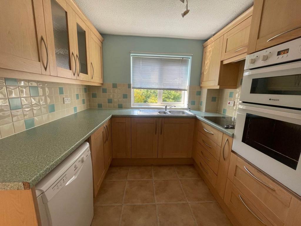Cornwallis Avenue, WestonsuperMare... 4 bed house £1,250 pcm (£288 pw)
