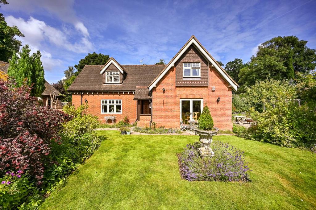 Henley Road, Maidenhead, SL6 5 bed detached house for sale £1,350,000