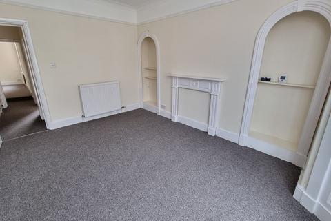 2 bedroom flat to rent, 68 North Marine Road