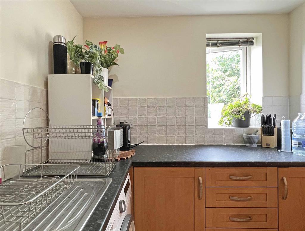 Kitchen b.jpg