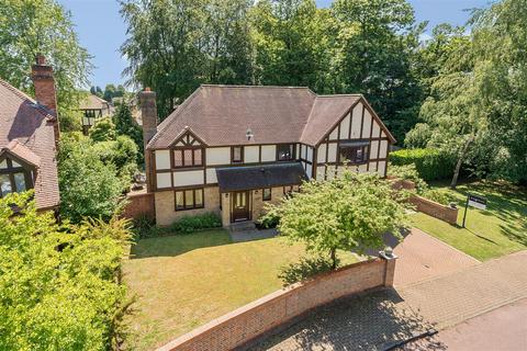 2 Harendon, Tadworth, KT20 5TT