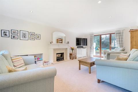 2 Harendon, Tadworth, KT20 5TT