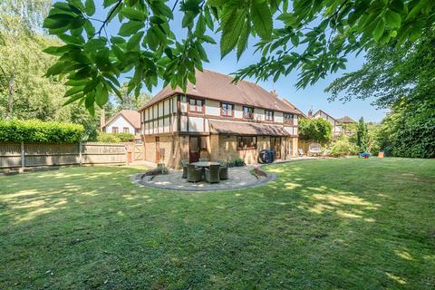 2 Harendon, Tadworth, KT20 5TT