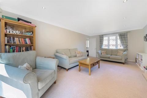 2 Harendon, Tadworth, KT20 5TT