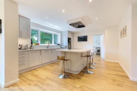 2 Harendon, Tadworth, KT20 5TT