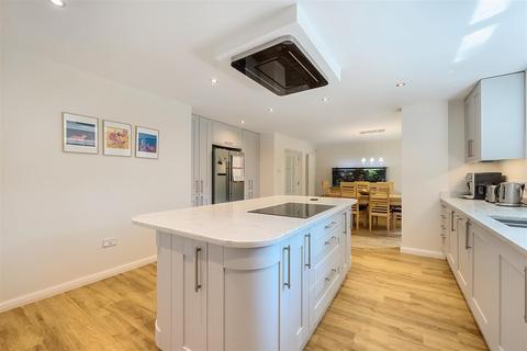 2 Harendon, Tadworth, KT20 5TT