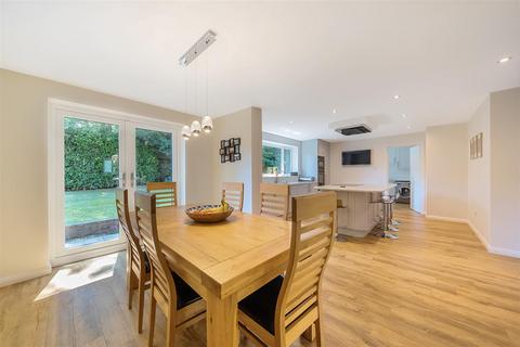 2 Harendon, Tadworth, KT20 5TT
