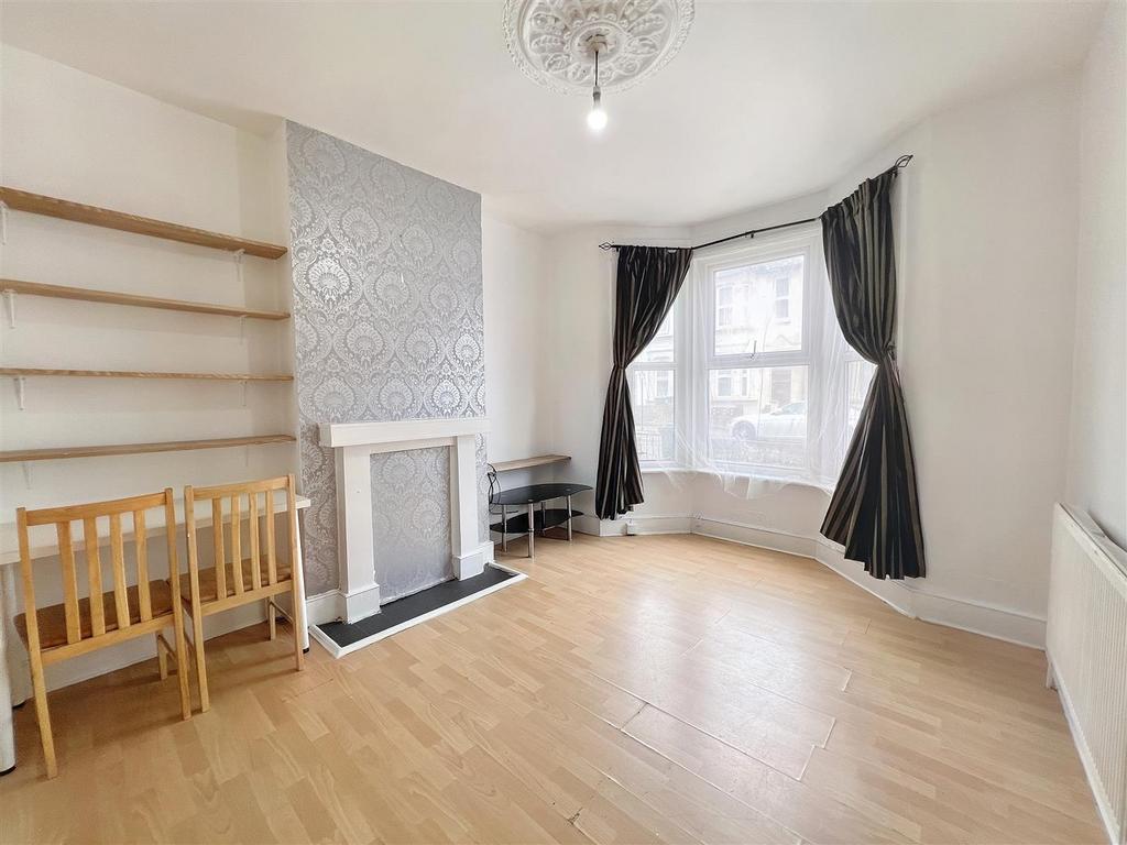 calderon-road-leytonstone-road-2-bed-flat-for-sale-360-000