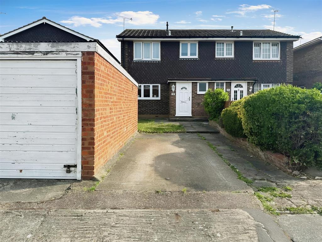 Bradley Close, Canvey Island SS8 3 bed semidetached house for sale £300,000
