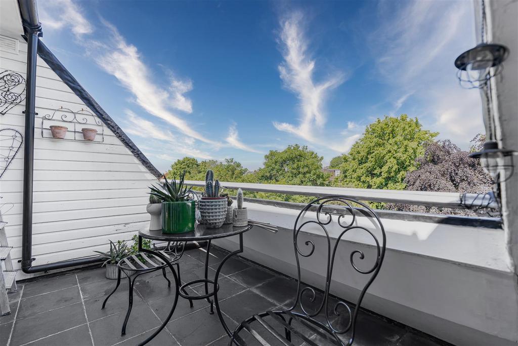 Canfield Gardens, South Hampstead NW6 4 bed flat to rent £5,200 pcm