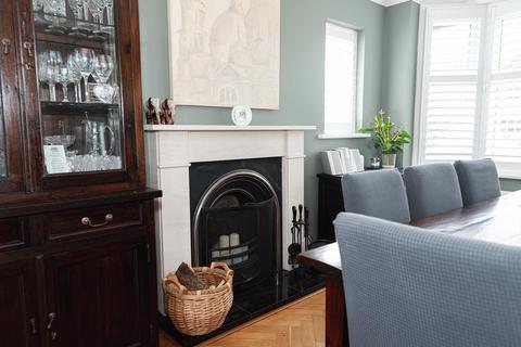 5 Oak Hill, Epsom, KT18 7BU