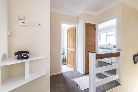 14g Willis Close, Epsom, KT18 7SS