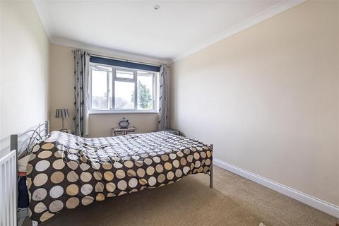 14g Willis Close, Epsom, KT18 7SS