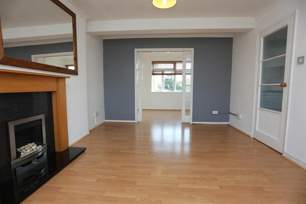 Southwick Square, Southwick 2 bed flat £1,200 pcm (£277 pw)