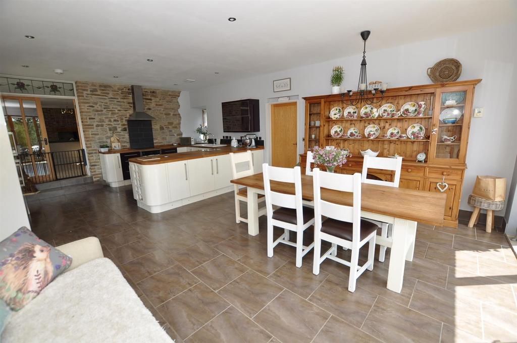 Kitchen/ Dining Room