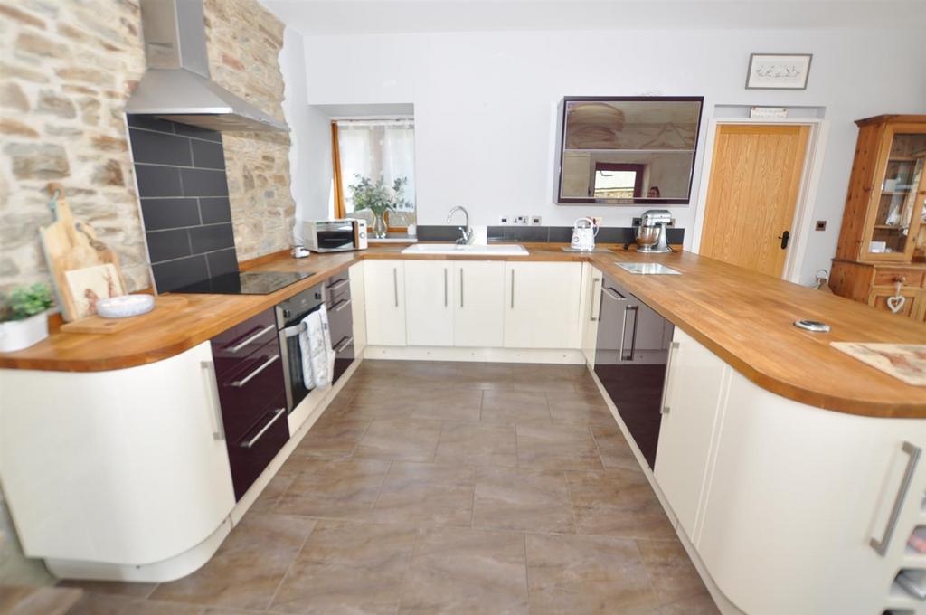 Kitchen/ Dining Room