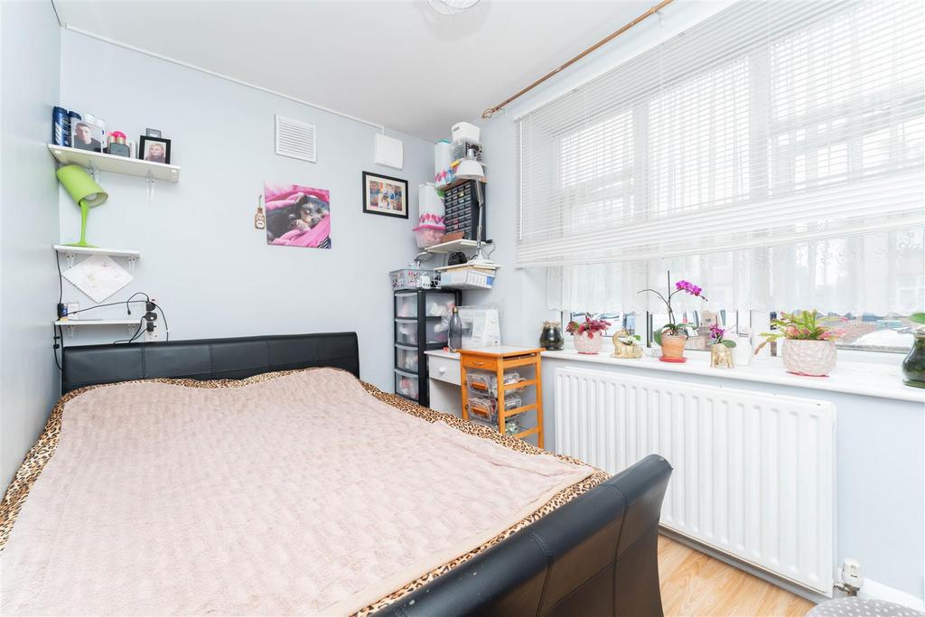 23a Beechmount bed 2.jpg