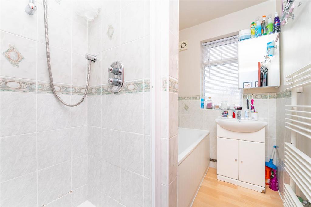 23a Beechmount bath.jpg