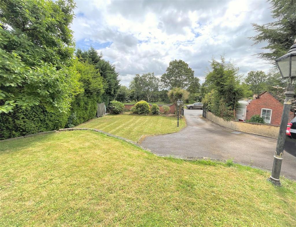 Nottingham Road, Burton Joyce 5 bed detached house for sale £650,000