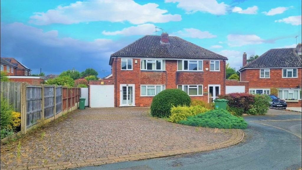 Romany Way, Stourbridge 3 bed semidetached house £1,050 pcm (£242 pw)