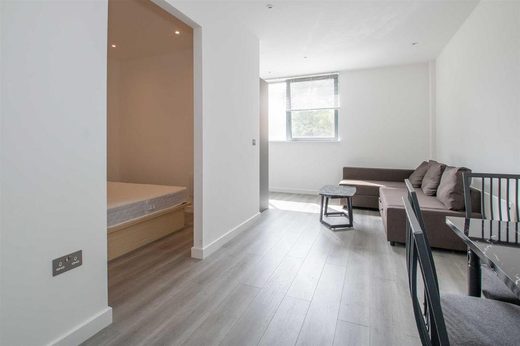 Linford Wood 1 bed apartment £925 pcm (£213 pw)