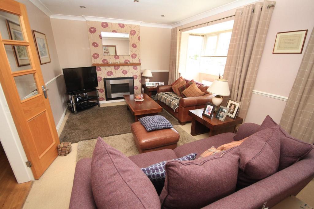 Warren Close, Liversedge 5 bed detached house £380,000