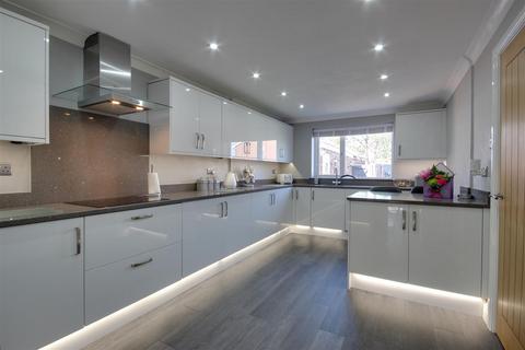 17 Beverley Road, Willerby, Hull, HU10 6AW