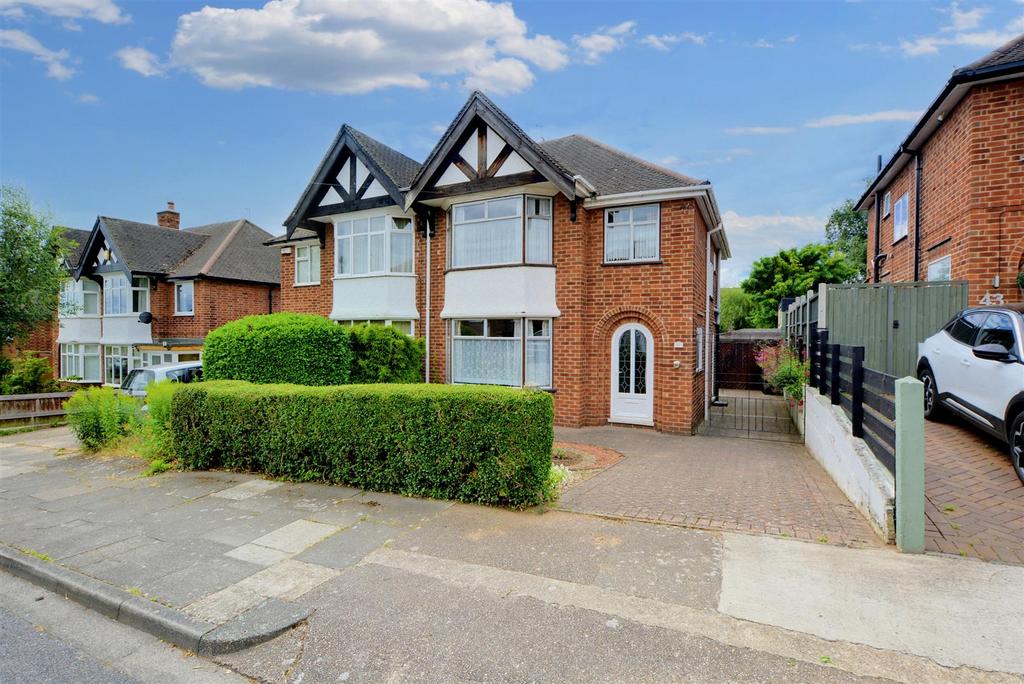 Burnside Drive, Bramcote 3 bed semidetached house for sale £300,000