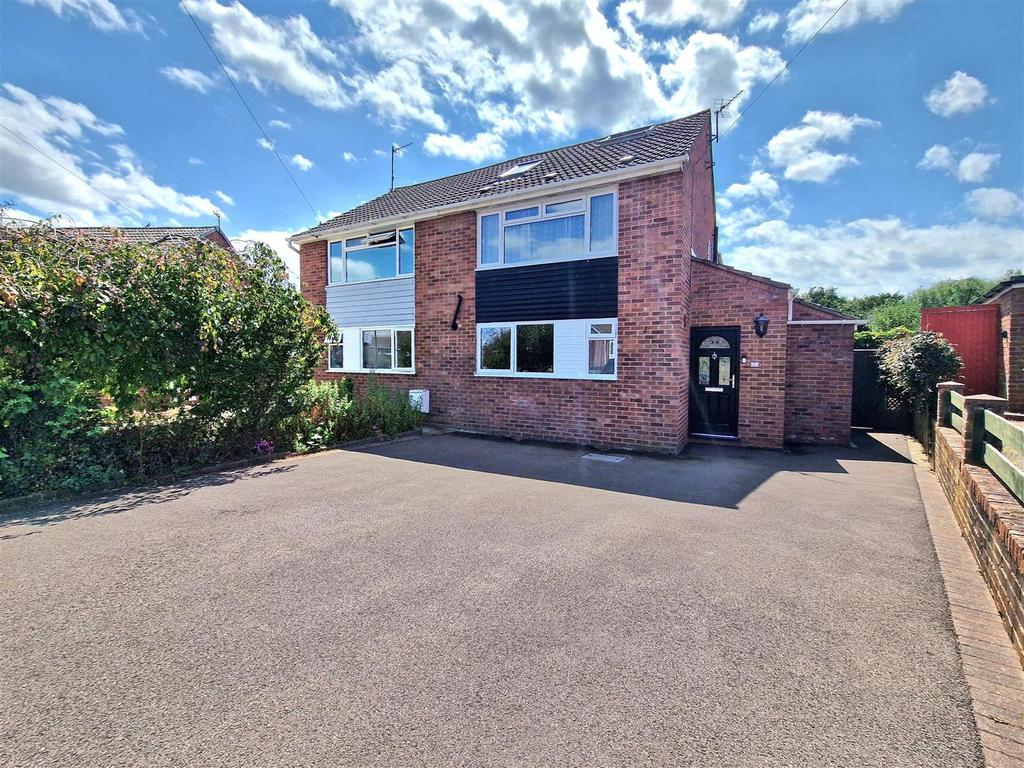 Knights Crescent, Newent 4 bed semidetached house £275,000