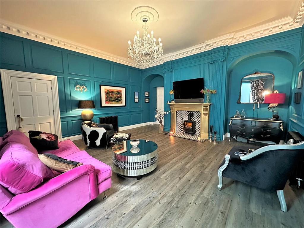 Large Living Space 440