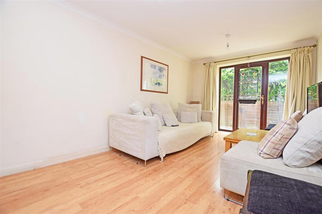 Rectory Grove, Hampton 1 bed flat £1,400 pcm (£323 pw)