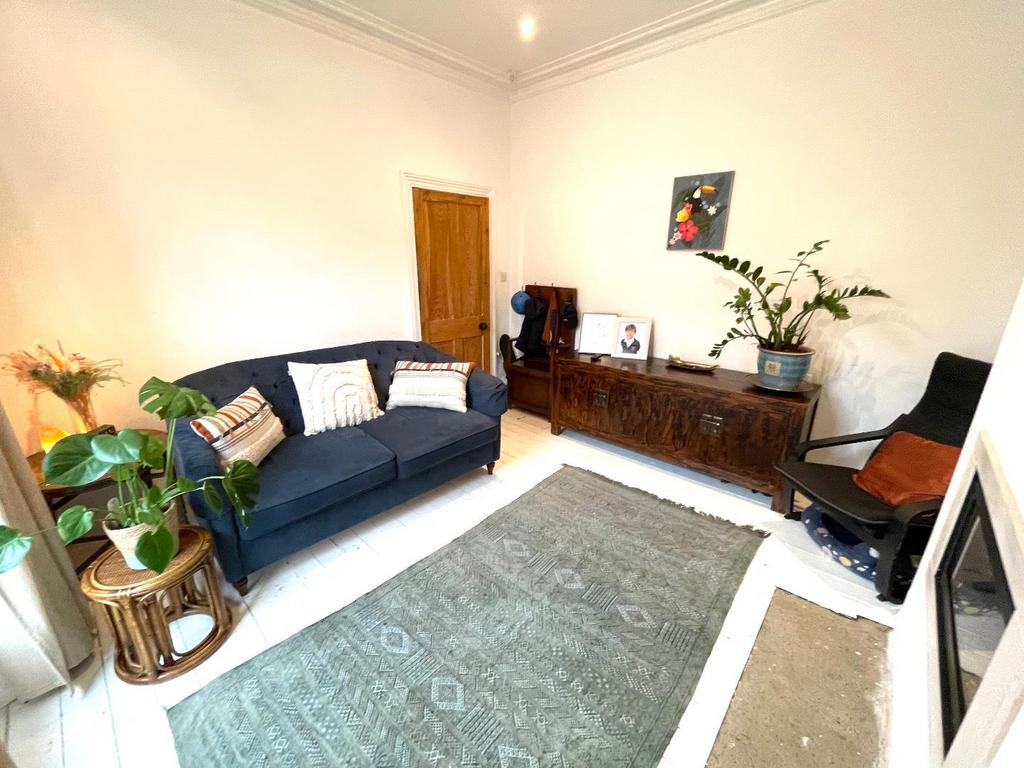 Spacious lounge