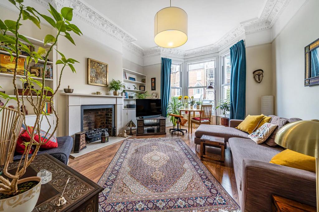 Woodside, Wimbledon 2 bed flat for sale £450,000