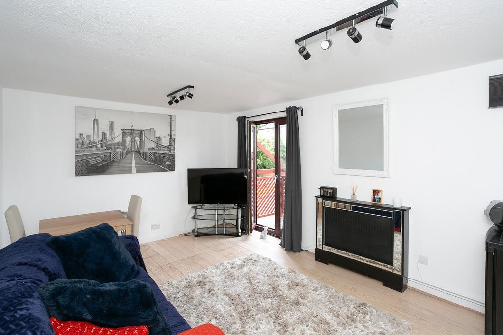 Ashfield Avenue, Bushey, Hertfordshire, WD23 1 bed apartment £245,000