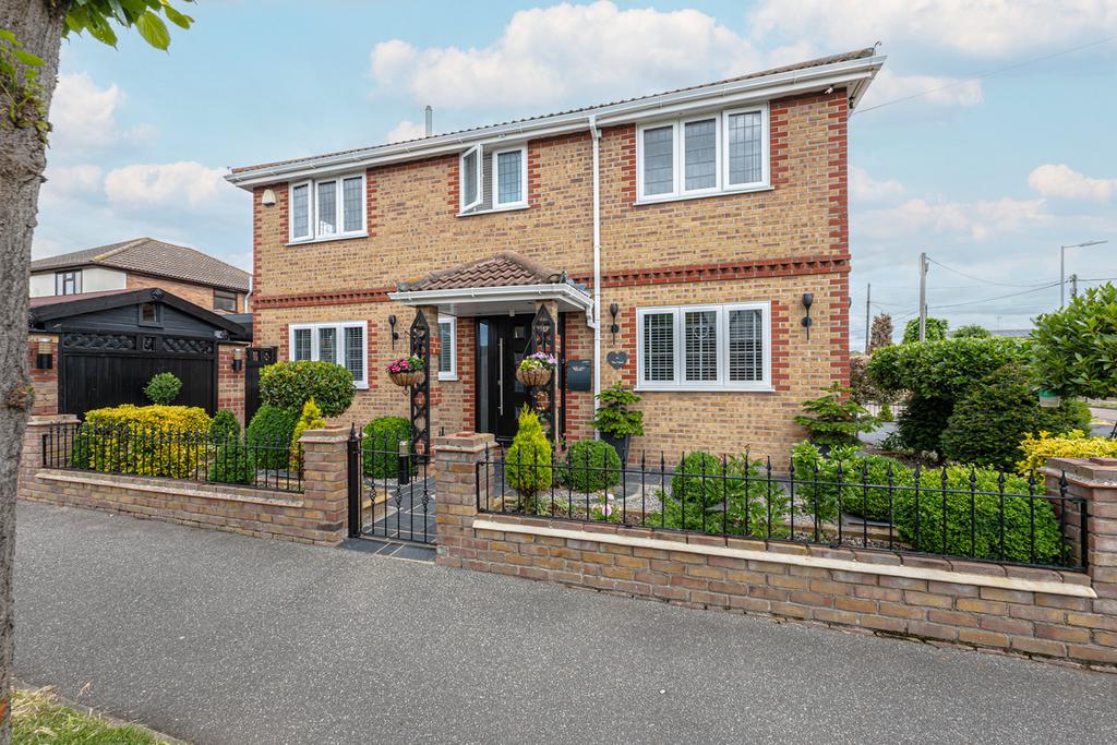 The Chase, Rayleigh, SS6 4 bed detached house for sale £625,000