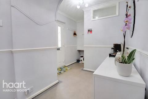 87 Hamilton Drive, Romford, RM3 0UX