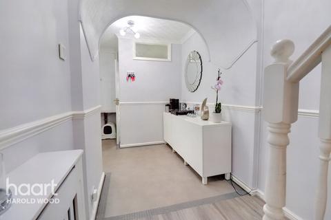 87 Hamilton Drive, Romford, RM3 0UX