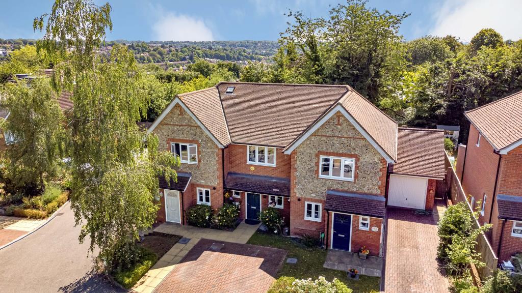 Berkeley Avenue, Chesham, HP5 2 bed terraced house for sale £450,000