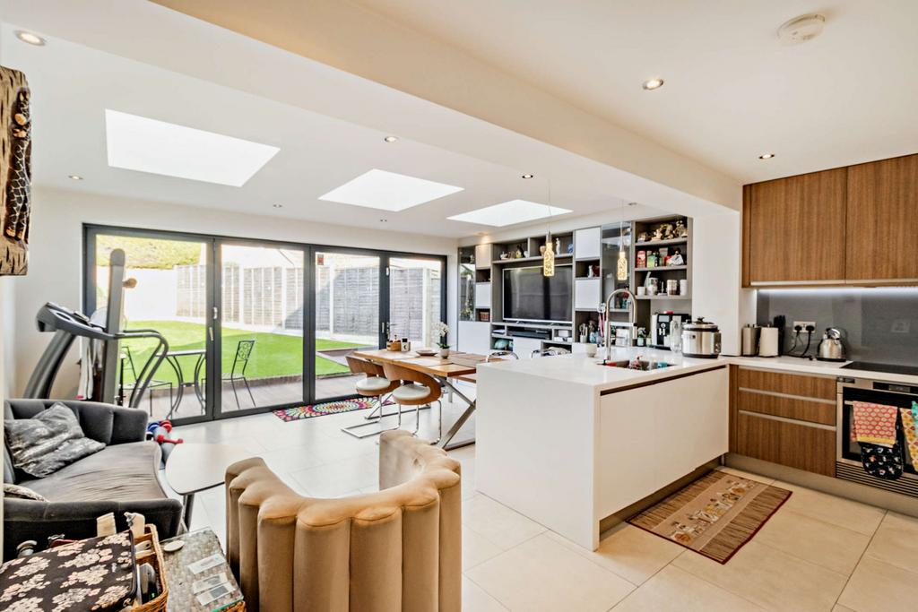 Tolcarne Drive, Pinner, HA5 3 bed detached house for sale £860,000