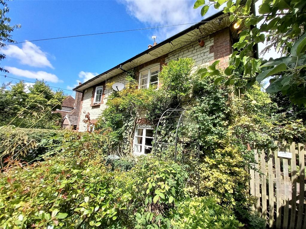 Bones Lane, Buriton, Petersfield, Hampshire 2 bed semidetached house