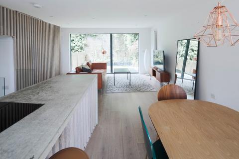 5 bedroom terraced house to rent - Savona Close, London, SW19